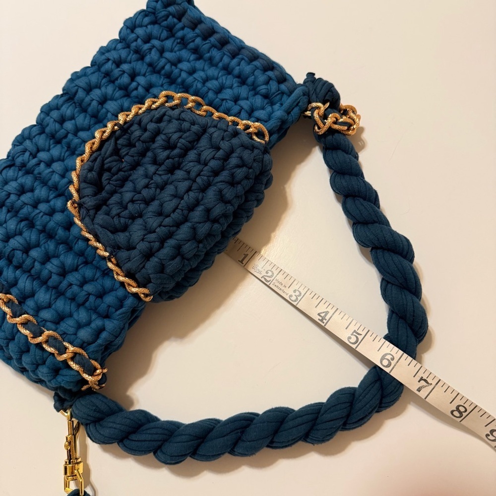 Crochetted handmade crossbody/shoulder bag in teal green, gold tone metal chain - Picture 5 of 10